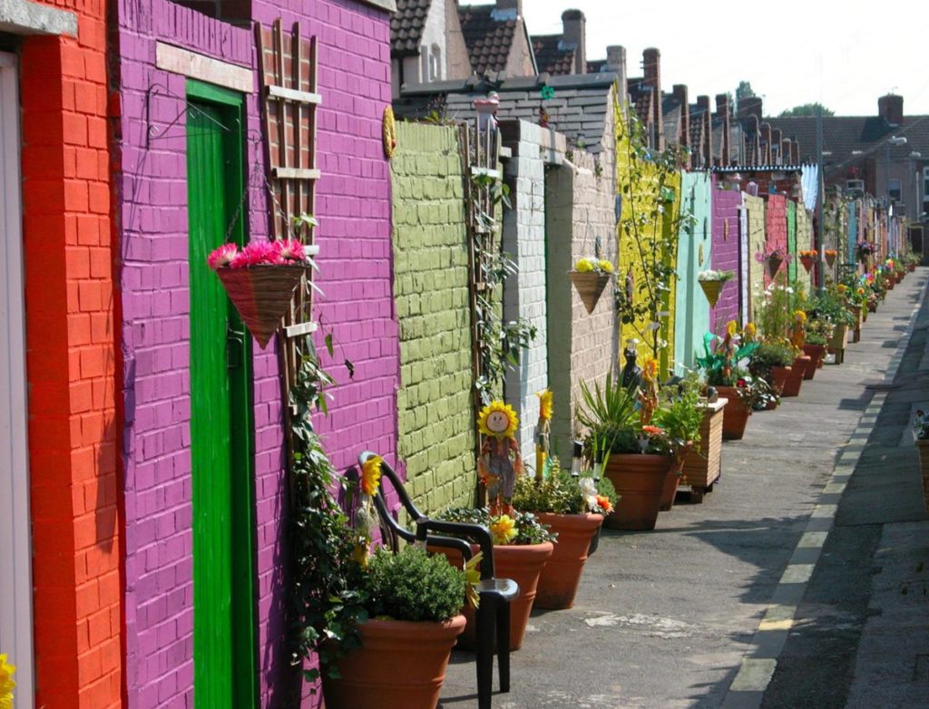 Gresham alleyway with colourful painted brick walls.